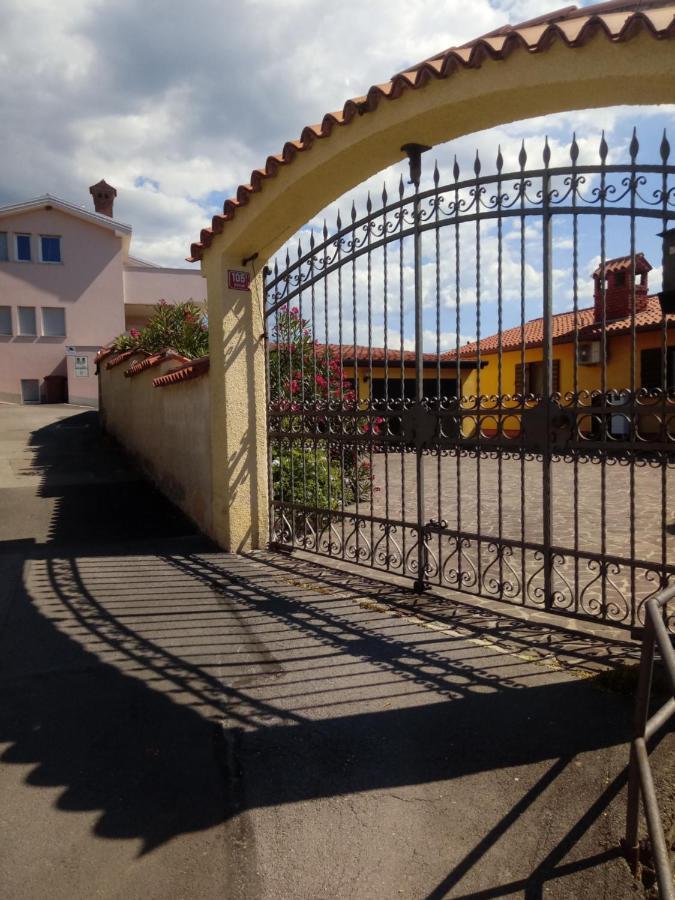 V Klancu Apartment Dekani Bagian luar foto